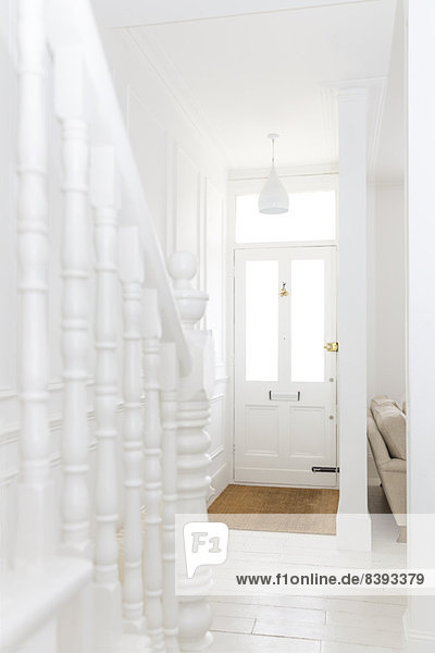 Treppenhaus im weißen Foyer