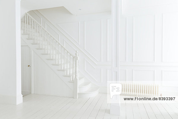 Weiße Treppe und Wände im kunstvollen Haus