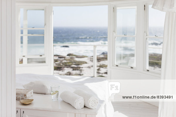 Weißes Schlafzimmer mit Blick auf den Ozean