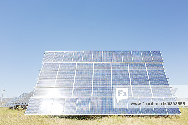 Solarmodul in ländlicher Landschaft