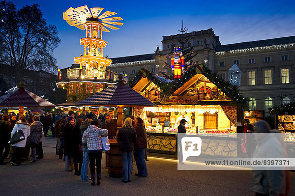 Weihnachtsmarkt in der Abenddämmerung  Karlsruhe  Baden-Württemberg  Deutschland