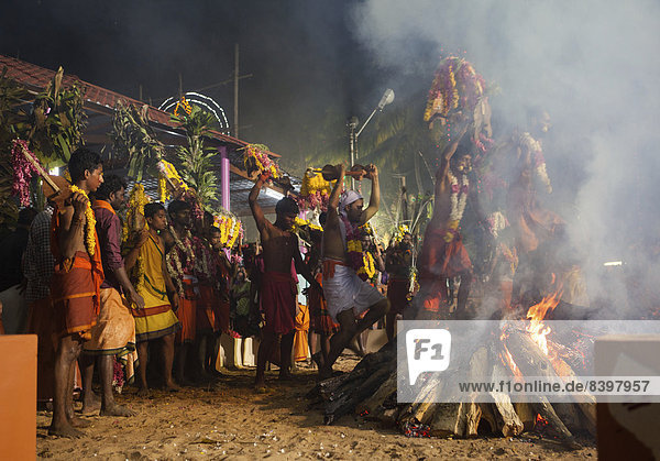 Feuerläufer-Zeremonie Agni Kavadi  Perunguzhi  Kerala  Indien