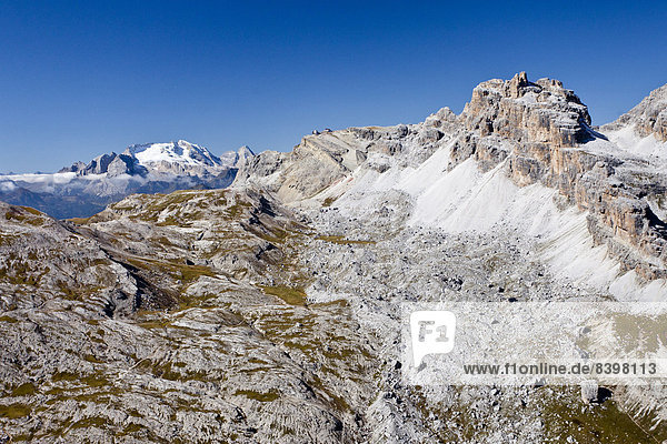 Der Berg Lagazuoi  hinten die Marmolata  Dolomiten  Italien