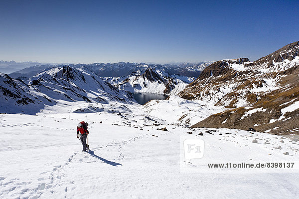 Bergsteiger beim Aufstieg auf die Wilde Kreuzspitze in den Pfunderer Bergen  unten der Wilden See oder Wildensee  Südtirol  Italien