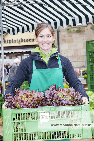 Frau mit einer Kiste Salat  Markt auf dem Marktplatz  Esslingen am Neckar  Baden-Württemberg  Deutschland