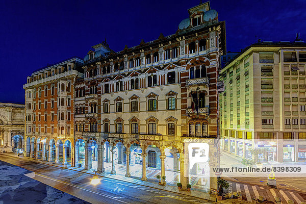 Einkaufsstraße Via XX Settembre  Nachtaufnahme  Genua  Ligurien  Italien