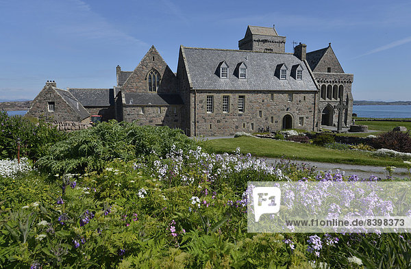Christliche Iona Abbey  Pilgerziel Kloster Iona  Klosteranlage auf der schottischen Hebrideninsel Iona  Schottland  Großbritannien