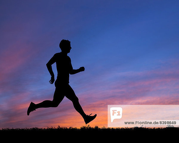 Silhouette eines Joggers im Sonnenuntergang