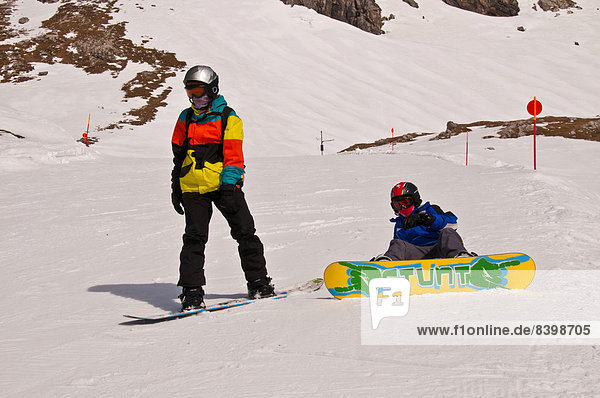 Zwei junge Snowboarder bereiten sich auf die Abfahrt vor  Nebelhorn  Oberstdorf  Allgäuer Alpen  Oberallgäu  Bayern  Deutschland