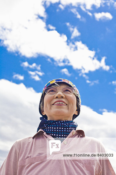 Außenaufnahme  Frau  lächeln  alt  japanisch  freie Natur