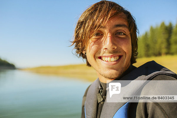 Ländliches Motiv  ländliche Motive  Europäer  Mann  lächeln  See