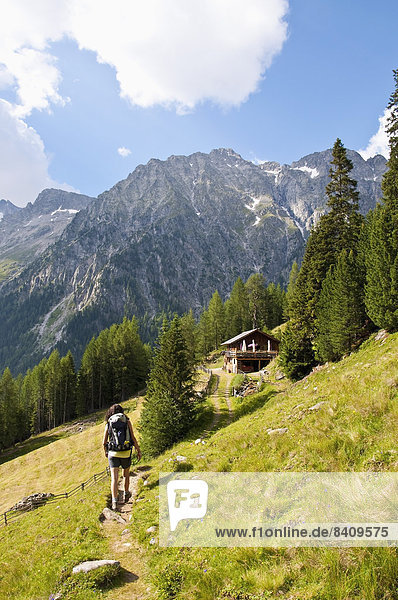 Italien Südtirol Pustertal Antholz-Obertal Staller Sattel Frauenwandern auf der Steinzgeralm