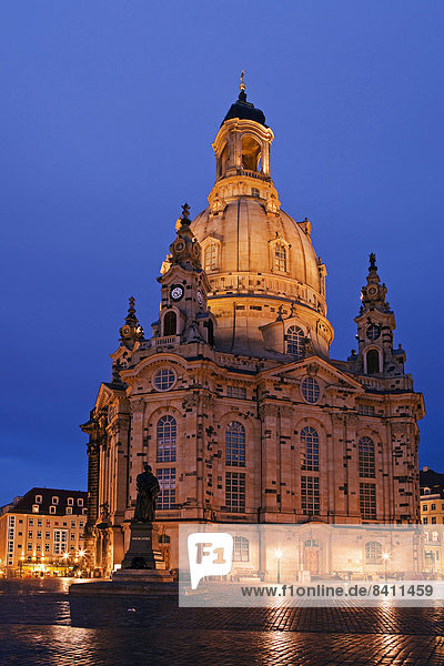 Beleuchtete Frauenkirche zur blauen Stunde  Neumarkt  Dresden  Sachsen  Deutschland