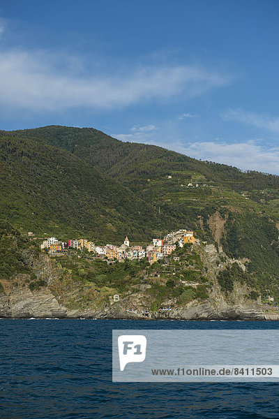 Dorf mit bunten Häusern am Meer  Corniglia  Cinque Terre  UNESCO-Weltkulturerbe  Provinz La Spezia  Ligurien  Italien
