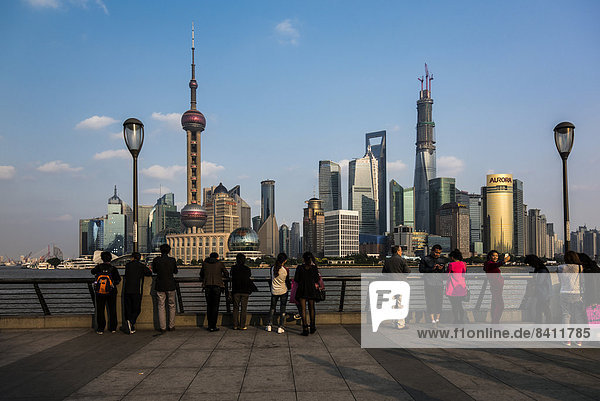 Touristen vor Pudong Skyline mit Oriental Pearl Tower  Shanghai World Financial Center und Shanghai Tower  vom Bund  Shanghai  China
