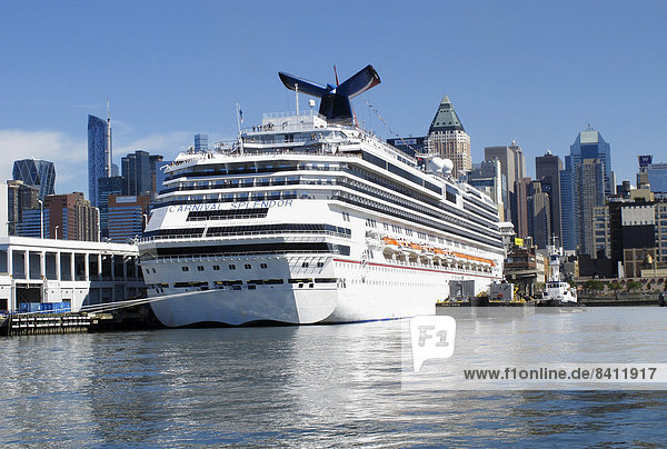 Kreuzfahrt Schiff Carnival Splendor vor Anker im Hafen von New York  USA