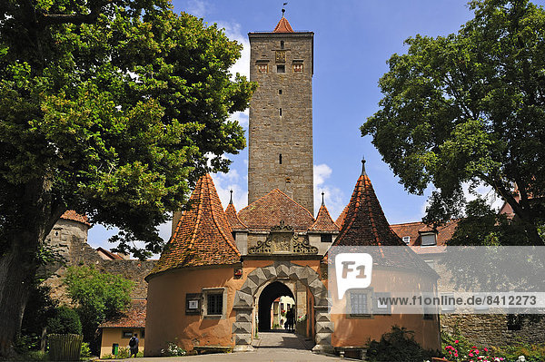 Das Burgtor mit zwei Torwächterhäuschen  1596  Rothenburg ob der Tauber  Mittelfranken  Bayern  Deutschland