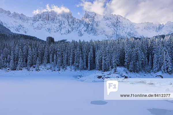 Karersee im ersten Wintereinbruch  Karerpass  Bozen  Südtirol  Italien