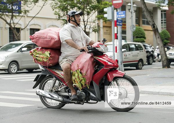 Mann auf beladenem Motorrad  Ho-Chi-Minh-Stadt  Vietnam