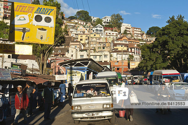 Belebte Straße in der Unterstadt  Altstadt  Antananarivo  Region Analamanga  Madagaskar