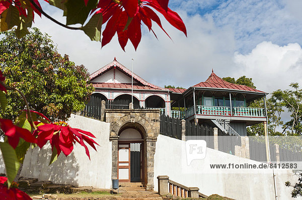 Tor und Wohngebäude  ehemaliger Königspalast Rova  Königshügel Ambohimanga  UNESCO-Weltkulturerbe  Madagaskar