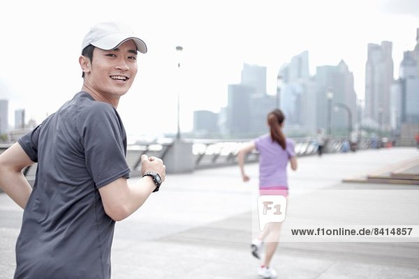 Jugendliche joggen in der Stadt  Shanghai  China