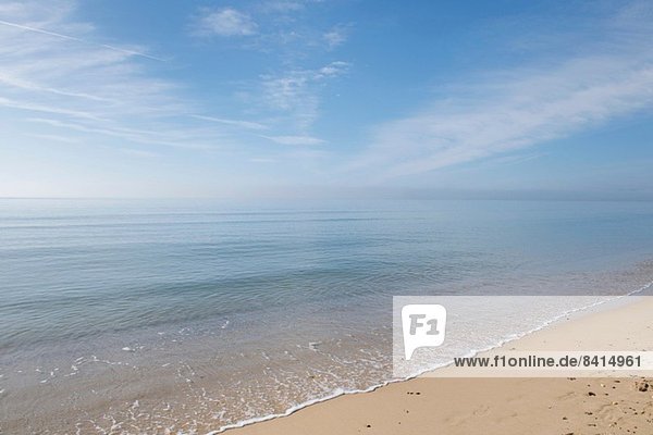 Ruhiges Meer und blauer Himmel  Poole  Dorset  UK