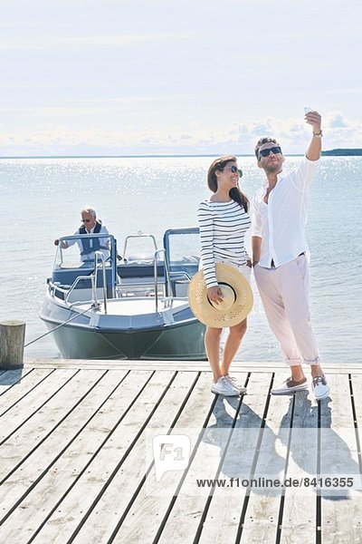 Ehepaar fotografiert sich selbst am Pier  Gavle  Schweden