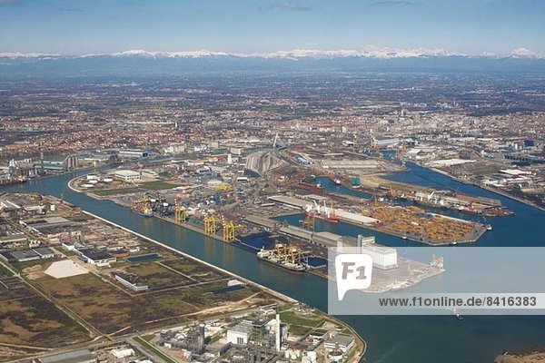 Luftaufnahme von Häfen und Industrie  Venedig  Italien