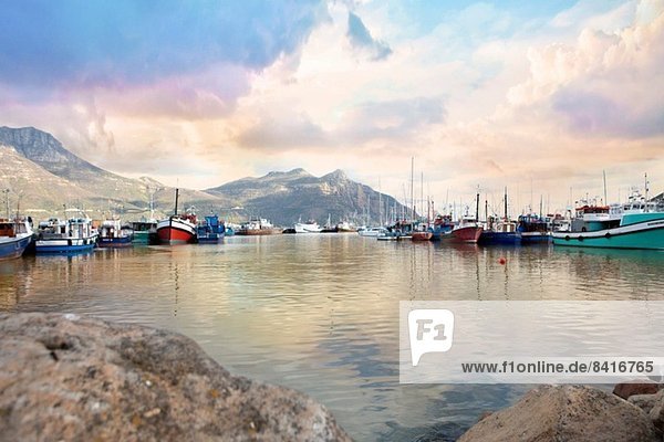 Malerischer Blick auf Boote  Hout Bay  Kapstadt  Südafrika