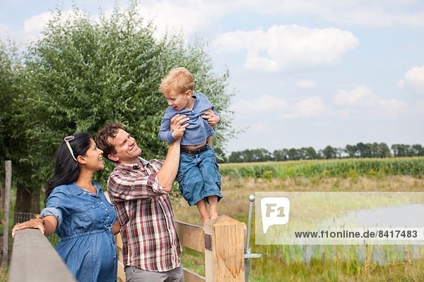 Familienwanderung durch die Landschaft