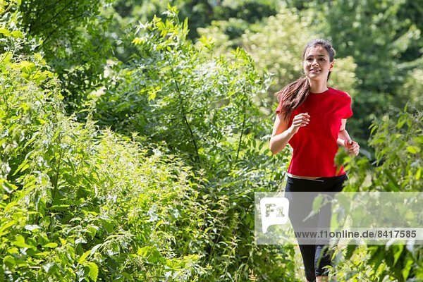 Frau joggt durch den Wald
