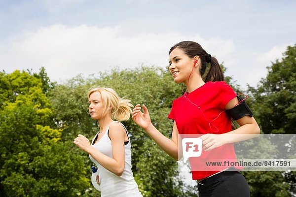 Frauen joggen durch den Park