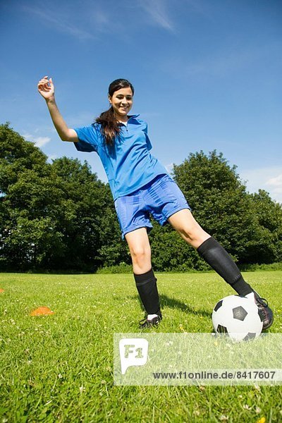 Frau spielt Fußball