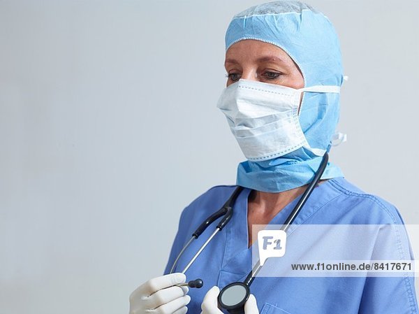 Chirurg mit OP-Peeling und Maske