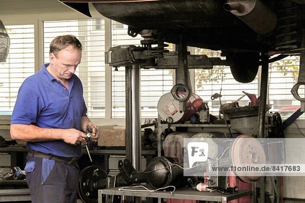 Mechaniker-Reparaturwagen in der Werkstatt