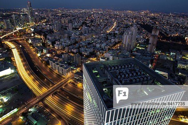 Luftaufnahme von Tel Aviv  Israel mit Blick nach Norden. Azrieli-Turm im Vordergrund
