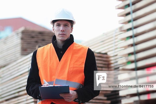 Builder schreiben Papierkram mit Zwischenablage