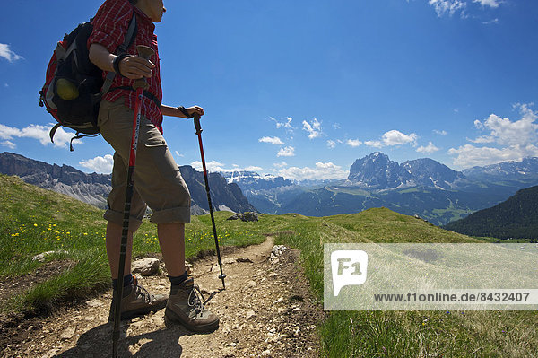 Außenaufnahme  Landschaftlich schön  landschaftlich reizvoll  Freizeit  Europa  Frau  Berg  Sport  Tag  Aktivitäten  gehen  Mensch  Aktion  Natur  Touristin  Hobby  wandern  Dolomiten  Trentino Südtirol  Italien  Berglandschaft  Grödnertal