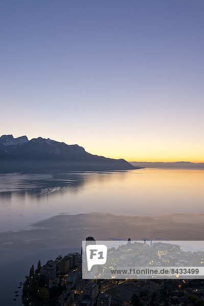 Landschaftlich schön  landschaftlich reizvoll  Europa  Abend  Sonnenuntergang  Landschaft  Gebäude  Stadt  Großstadt  See  Beleuchtung  Licht  Genfer See  Genfersee  Lac Leman  Montreux  Schweiz