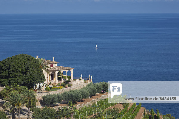 Europa Herrenhaus Boot Architektur Brücke Garten Insel blau Mallorca Terrasse Aussichtspunkt Spanien