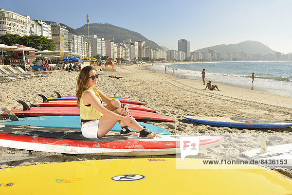 einsteigen  Frau  Strand  Surfboard  Großstadt  Mädchen  Brasilien  Copacabana  Rio de Janeiro  Südamerika  Zuckerhut