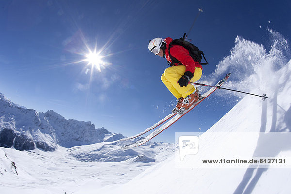 Freizeit Wintersport Winter Mann Sport Abenteuer springen schnitzen Skisport Ski Kanton Graubünden Tiefschnee Pulverschnee Sonne