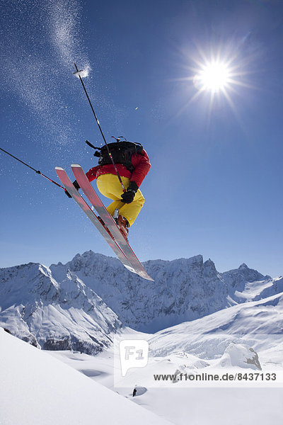 Freizeit Wintersport Winter Mann Sport Abenteuer springen schnitzen Skisport Ski Kanton Graubünden Tiefschnee Pulverschnee