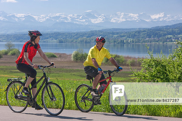 Freizeit Frau Berg Mann Fahrrad Rad See Alpen Alpinsport Sport Fahrrad fahren