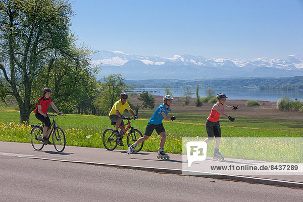 Freizeit Frau Berg Mann Abenteuer Fahrrad Rad See Alpen Alpinsport Sport Fahrrad fahren