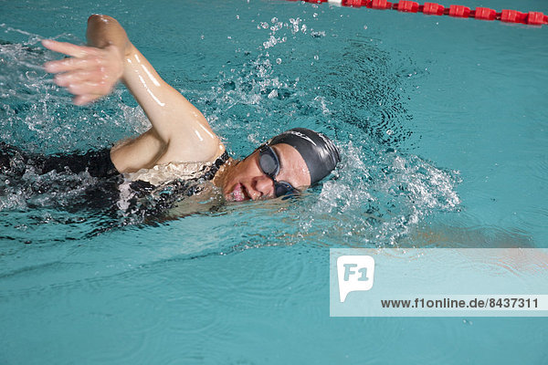 Wasser Frau baden planschen Gesundheit Wassersport schwimmen Kanton Graubünden Schwimmhalle Wellness