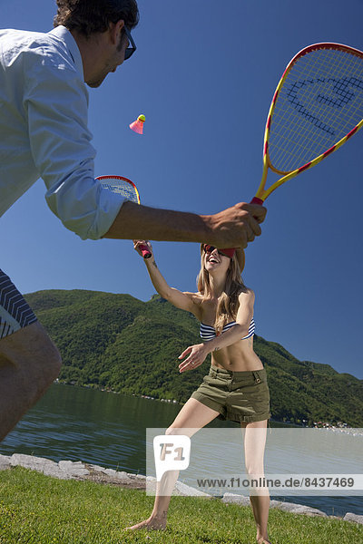 Frau Mann Sport Aktivitäten baden See Badminton Südschweiz
