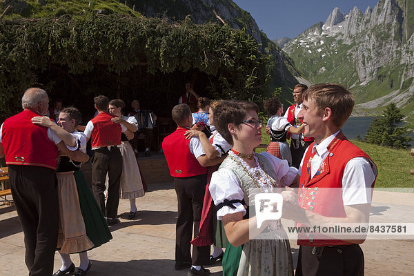 Europa Berg Tradition Party tanzen See Alpen Folklore Bergsee Schweiz