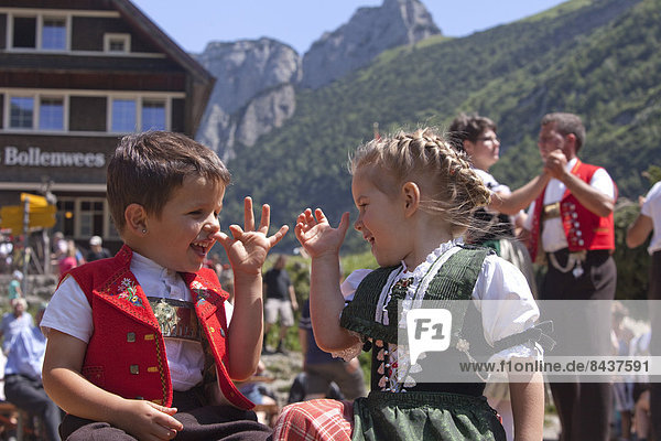 Europa Berg Tradition Party tanzen See Alpen Folklore Bergsee Schweiz